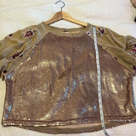 Free People Shimmy and Shake Sequin Flutter Sleeve Top Sz Small Gold Floral Boho - Picture 8 of 11